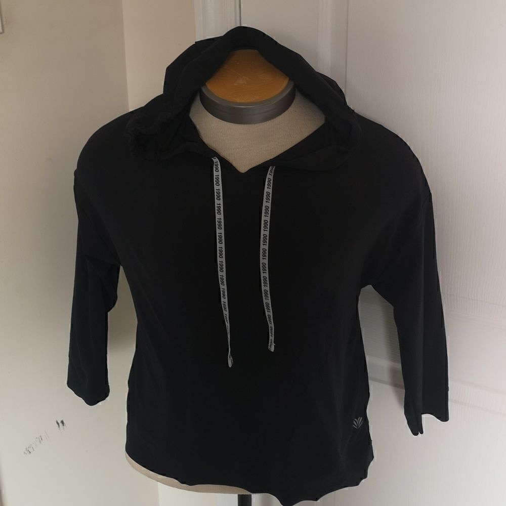 Forever 21 Ladies Pull Over Hoodie Sweater With Ruffled Back Medium Black